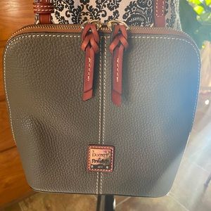 Dooney & Bourke crossbody in olive, stay organized with this cool bag!